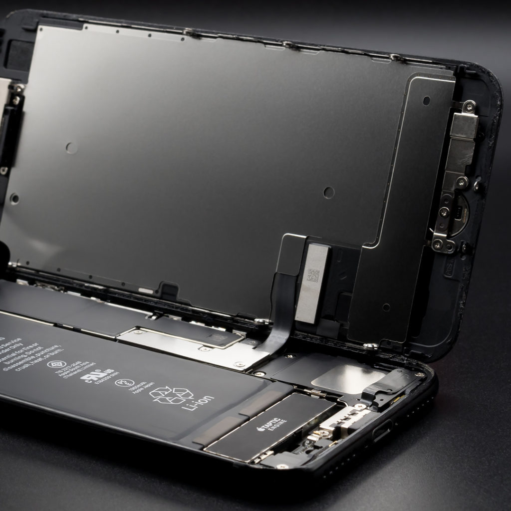 お客様の大切なデータが入った端末をお預かりし、迅速・安全・丁寧に修理致します｡